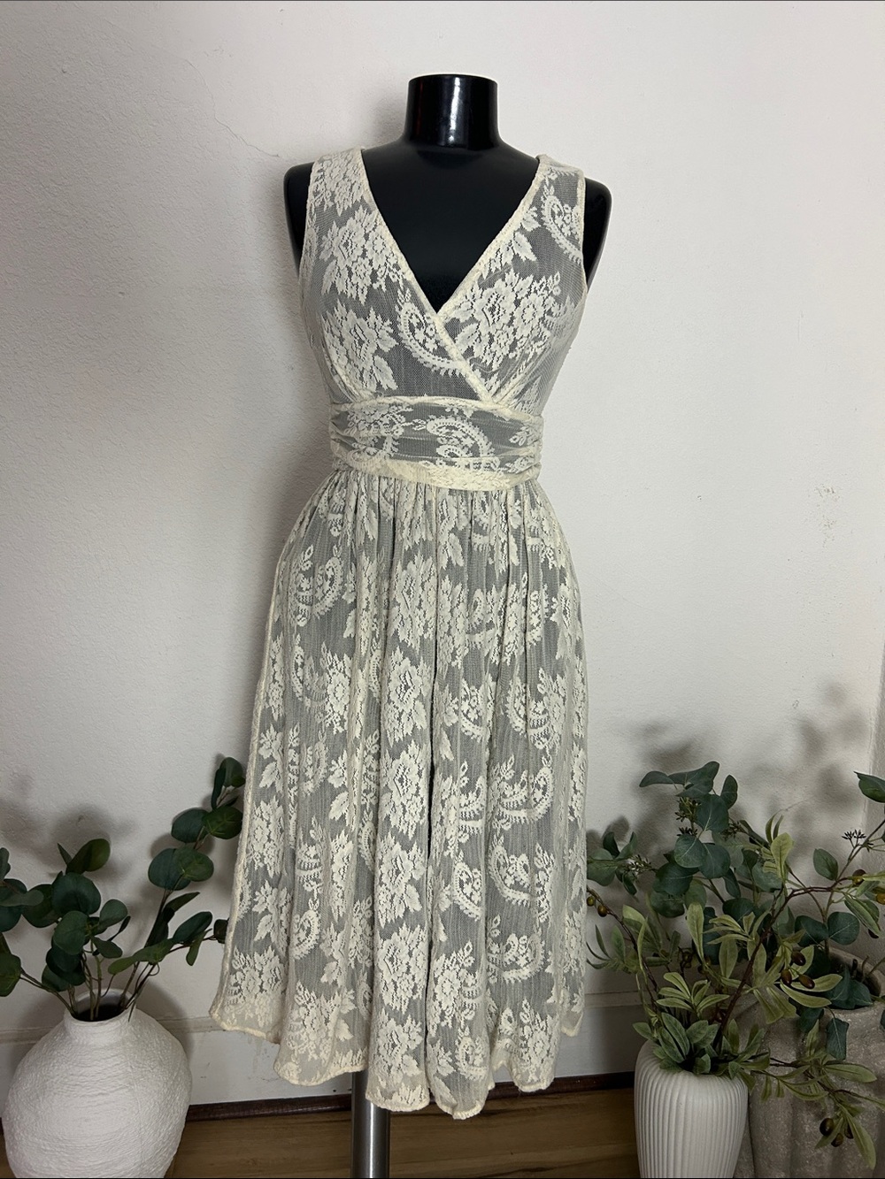 New port News, 2P, GUC,  Ivory lace over black liner, v-neck, ruched waist